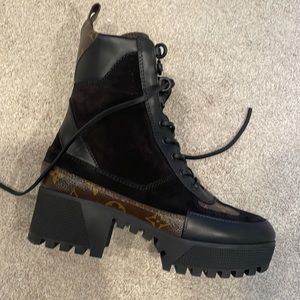 Louis Vuitton boots .🤎
